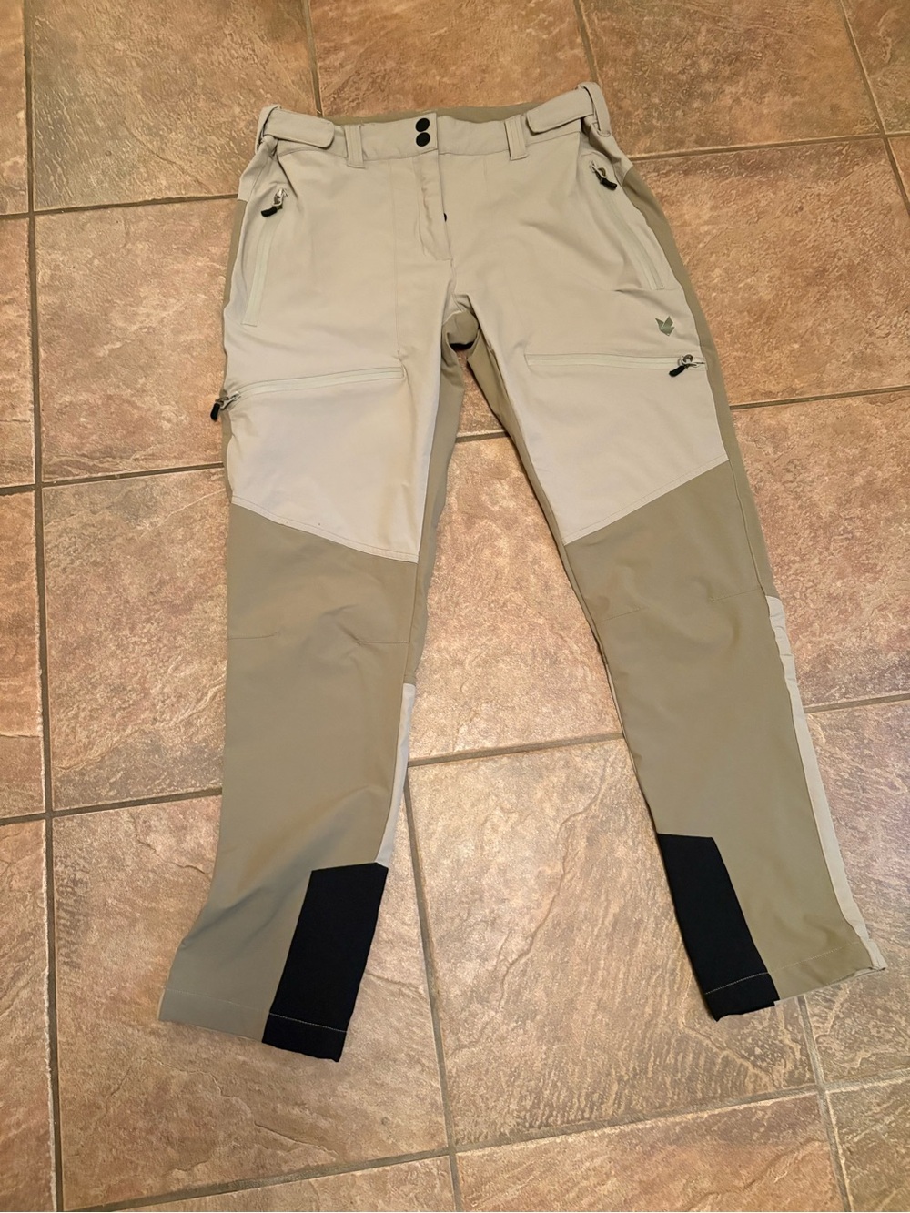 North Peak Women’s Two-Tone Hiking pants— Light Beige & Olive